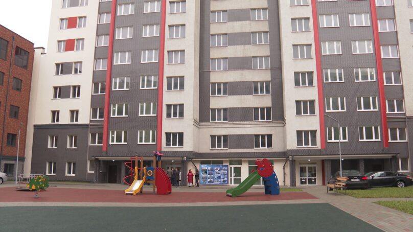 Пострадавшие от долевого строительства на Богдана Хмельницкого в канун Нового года получили ключи от новых квартир