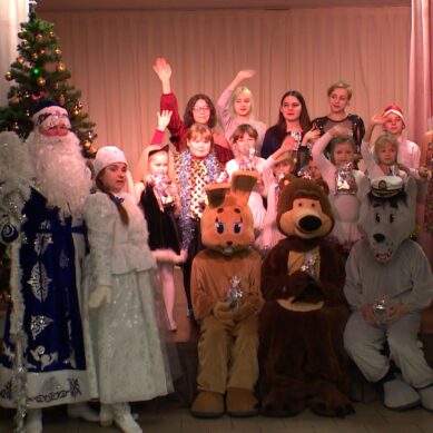 В Немане серия праздничных сюрпризов для детей стартовала с представления и запуска акции Дедушки Мороза