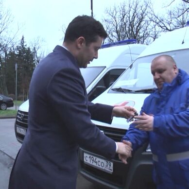 Губернатор Антон Алиханов вручил водителям скорой ключи от неотложек