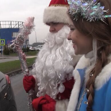 На дорогах Калининграда в преддверии праздников можно встретить Полицейского Деда Мороза со Снегурочкой