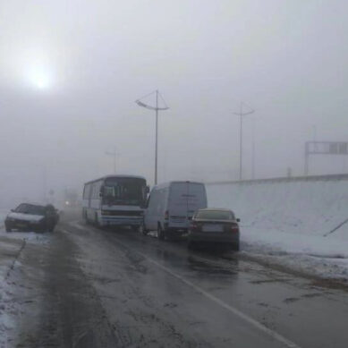 В Гурьевском районе ДТП. Водитель «Ниссана» не уступил дорогу автобусу, и тот на «встречке» влетел в «Мерседес»