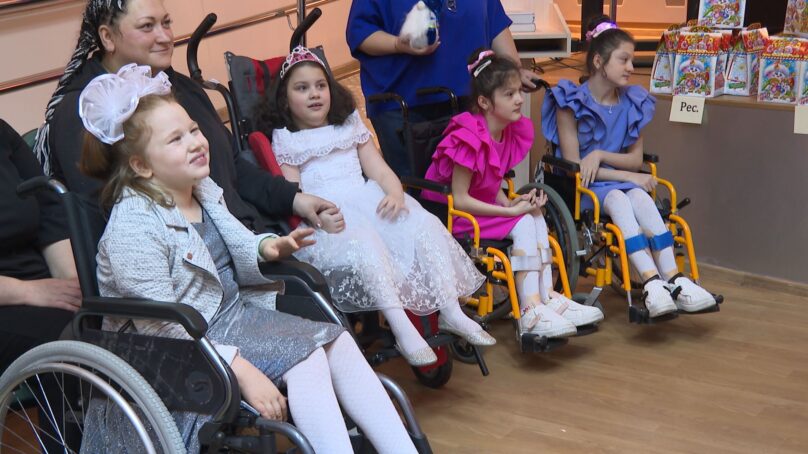 В Калининграде с предстоящими новогодними праздниками поздравили детей с ограничениями по здоровью