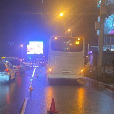 В Калининграде пенсионерка пыталась перейти дорогу не по пешеходному переходу и попала под автобус