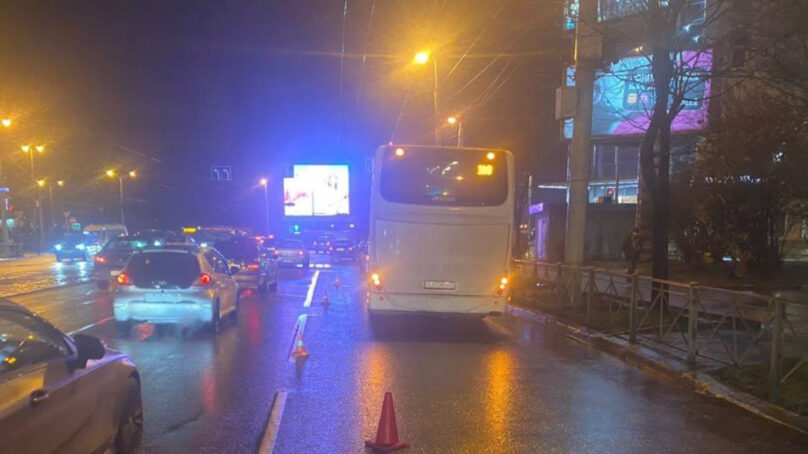 В Калининграде пенсионерка пыталась перейти дорогу не по пешеходному переходу и попала под автобус