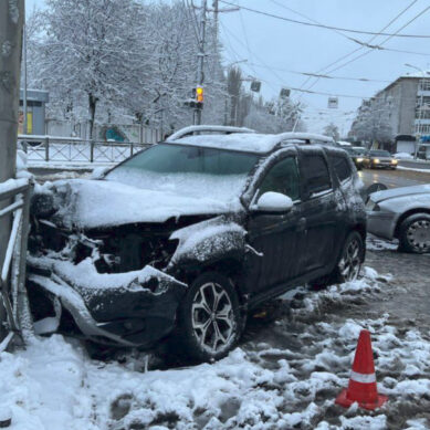 В Калининграде на перекрестке двух дорог столкнулись два автомобиля
