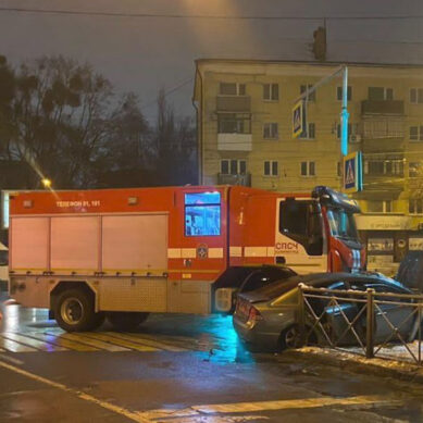В Калининграде на Нарвской пожарный грузовик врезался на перекрёстке в легковой автомобиль