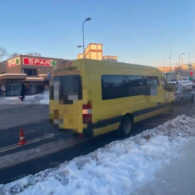 В Калининграде пассажирка маршрутки упала в салоне при начале движения