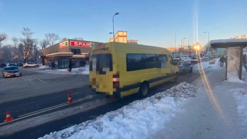 В Калининграде пассажирка маршрутки упала в салоне при начале движения