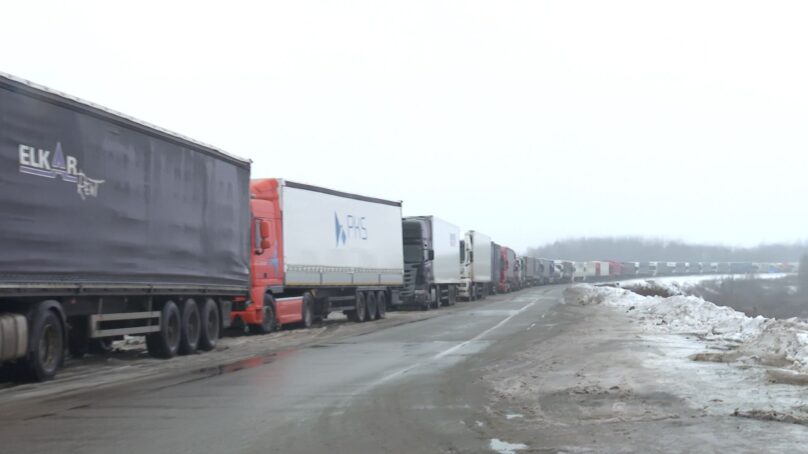 Рождественская гирлянда: у границы с Литвой очередь из фур растянулась на 4 километра