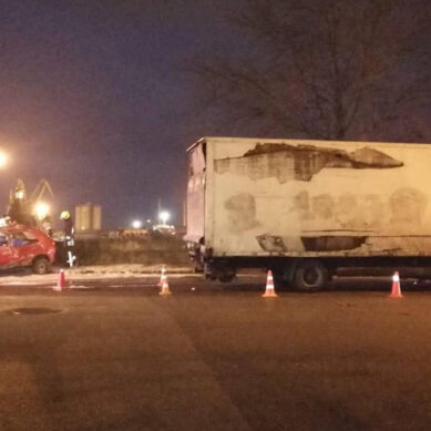 В Калининграде на Ремесленной иномарка столкнулась с грузовиком. Есть пострадавший
