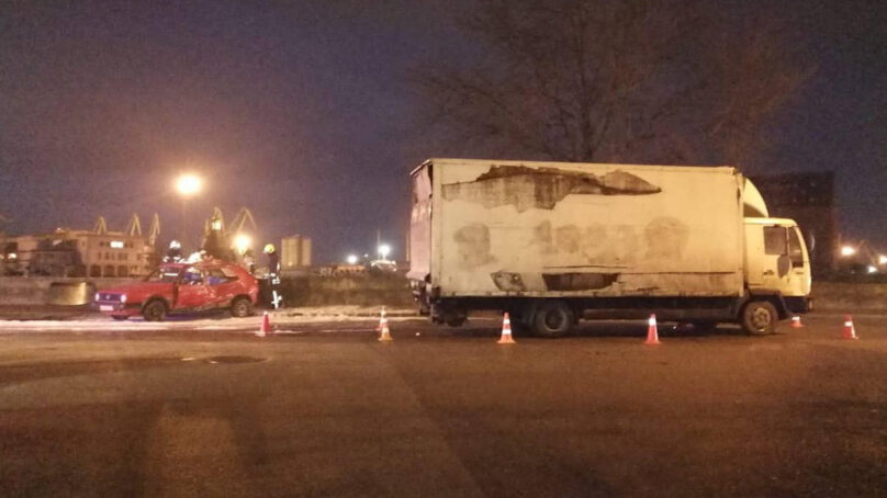 В Калининграде на Ремесленной иномарка столкнулась с грузовиком. Есть пострадавший