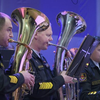 Рождественскую атмосферу для калининградцев накануне поддерживал военный оркестр Балтийского флота