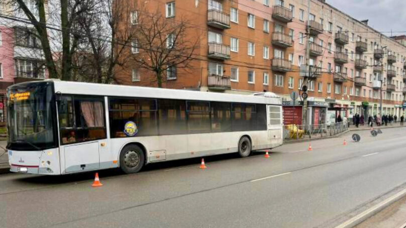82-летняя пассажирка упала, выходя из автобуса на Ленинском проспекте