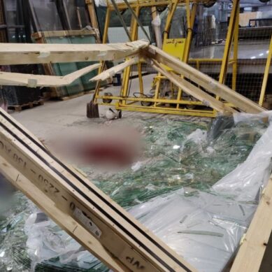 В Черняховске 44-летнего бригадира цеха насмерть придавила упавшая 2-тонная упаковка стекла