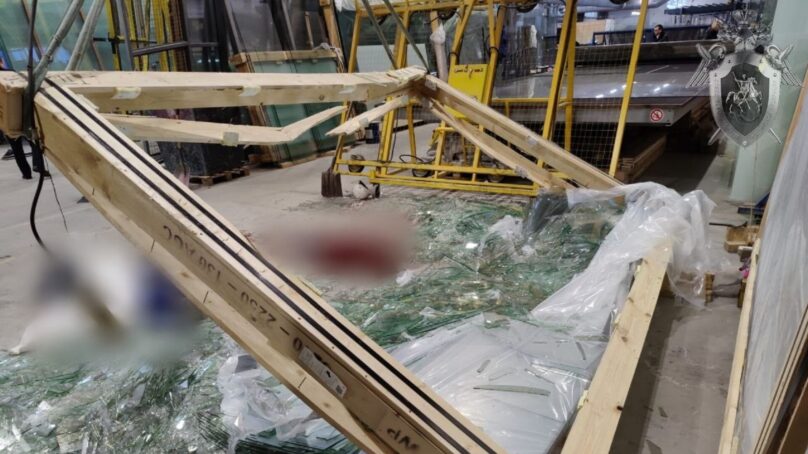 В Черняховске 44-летнего бригадира цеха насмерть придавила упавшая 2-тонная упаковка стекла