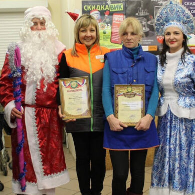 Полицейский Дед Мороз поздравил с Новым годом продавцов, которые спасли жительницу Славска от мошенников