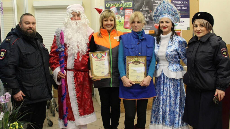 Полицейский Дед Мороз поздравил с Новым годом продавцов, которые спасли жительницу Славска от мошенников