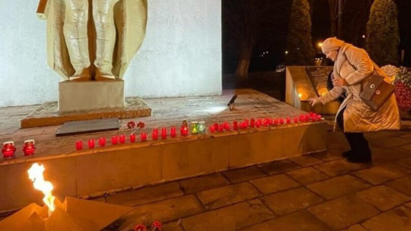 В Янтарном прошла патриотическая акция «Свеча памяти» в День полного освобождения Ленинграда от фашистской блокады