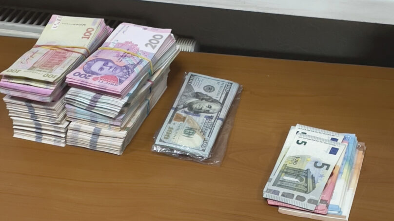 Калининградские таможенники обнаружили в рейсовом автобусе незадекларированную валюту в эквиваленте полутора миллионов рублей