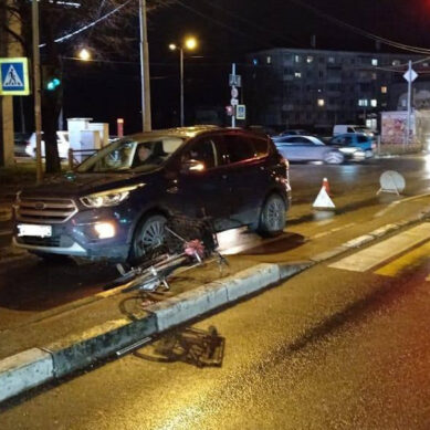 В Калининграде автомобиль сбил неспешившегося велосипедиста на «зебре»