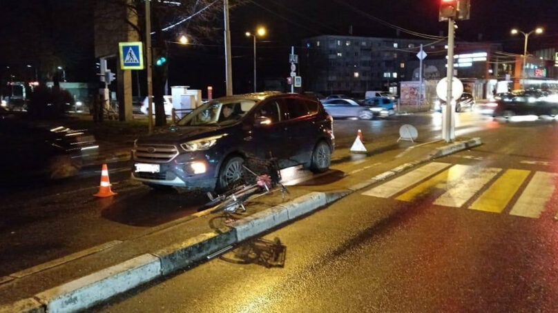 В Калининграде автомобиль сбил неспешившегося велосипедиста на «зебре»
