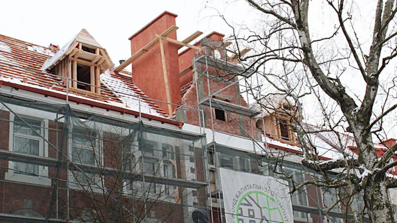 В Черняховске продолжается работа по восстановлению исторических домов