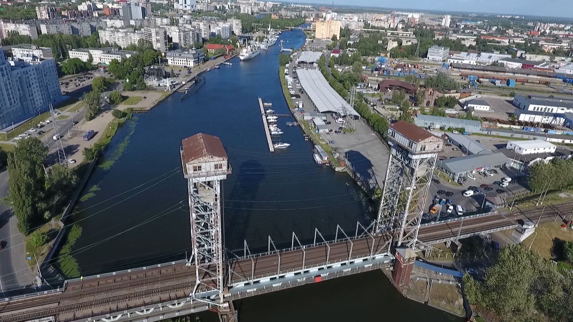 Власти Калининграда просят убрать машины со стоянки на Портовой. Её будут  сносить — Вести-Калининград