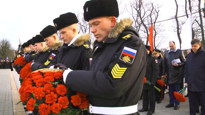 В Калининграде День защитника Отечества начался с торжественного мероприятия у мемориала 1200 воинам-гвардейцам