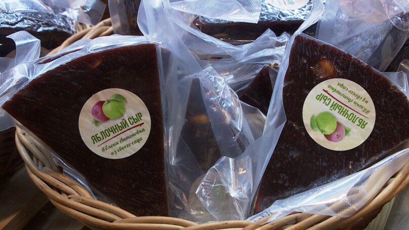 В Немане начали производить сладкий сыр из зимних яблок