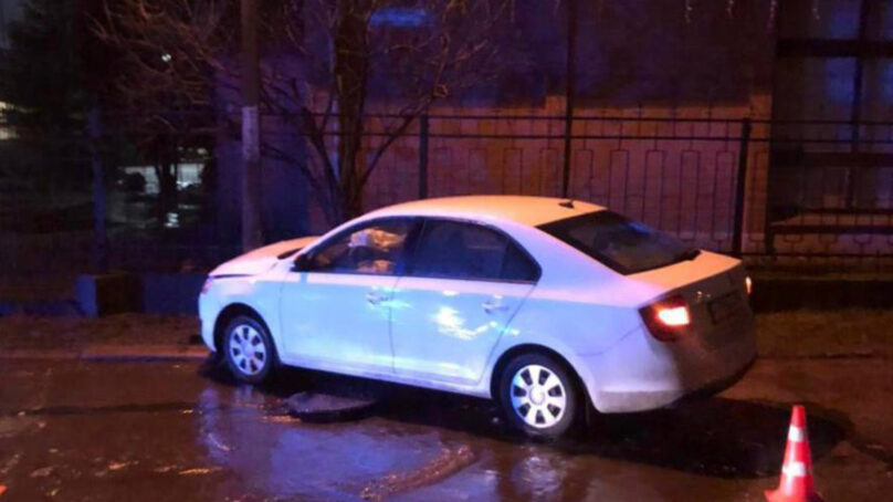 На Лесопильной водитель легковушки врезался в световую опору и получил травмы