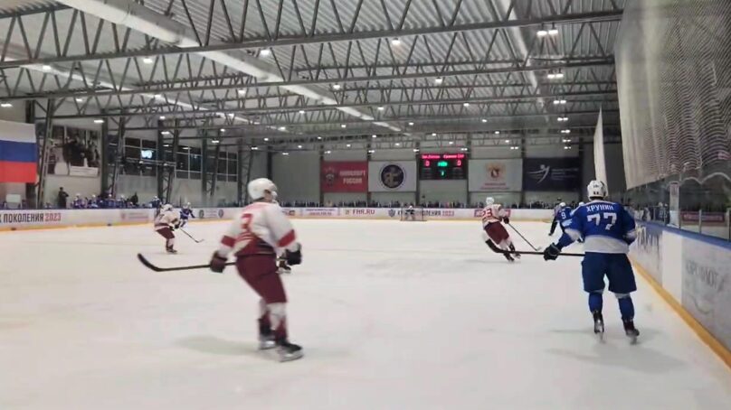 На ледовой арене стадиона «Пионер» студенческая сборная нашего региона играет товарищеский матч против сборной Студенческой хоккейной лиги России