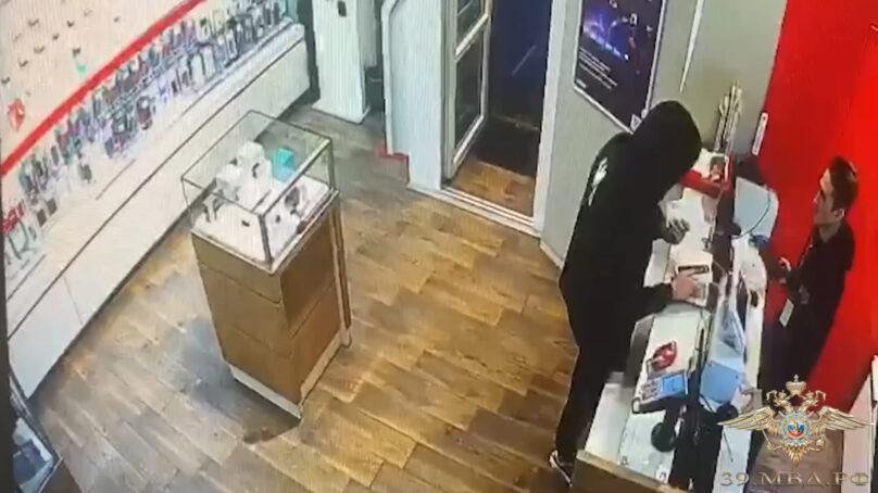 В Калининграде полицейские задержали подозреваемого в грабеже салона сотовой связи