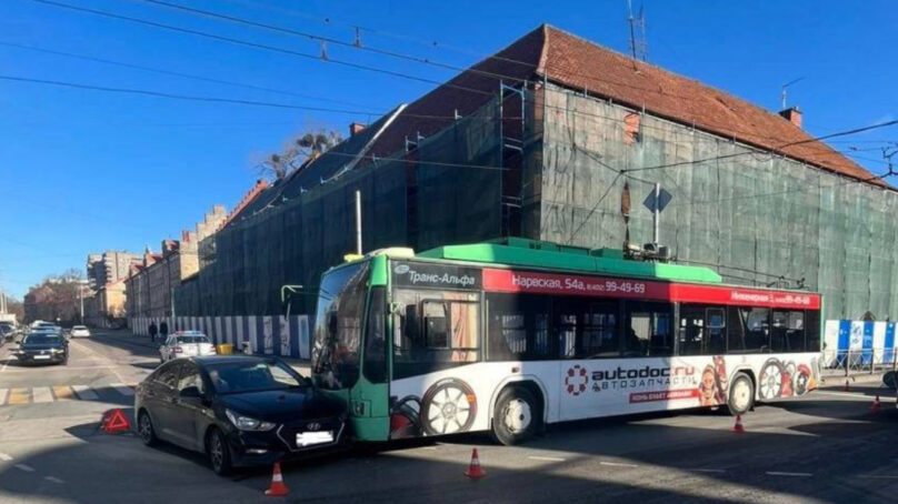 В Калининграде троллейбус врезался в иномарку на перекрёстке