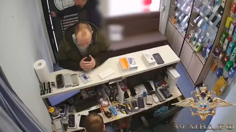Калининградские полицейские задержали похитителя телефона из сервисного центра по горячим следам
