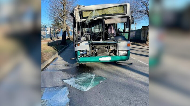 В Калининграде на Портовой автобус влетел в дерево