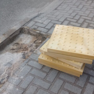 В Калининграде у остановки «улица Стрелецкая» меняют старую тактильную плитку