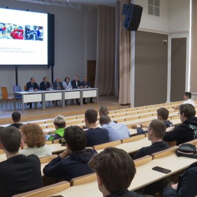 На лекции со студентами КГТУ и БФУ пообщались руководители завода «Автотор»