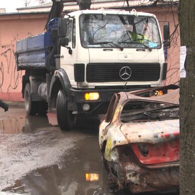 Администрация Калининграда продолжает убирать с улиц брошенные автомобили