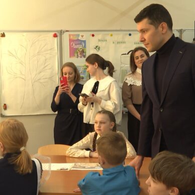 Алиханов посетил неманское отделение Российского движения детей и молодёжи на базе школы №1