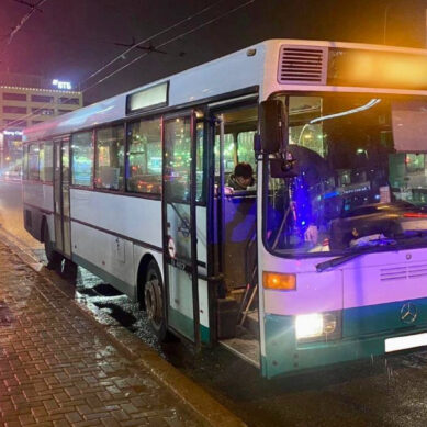 В салоне автобуса упала и ударилась 65-летняя женщина