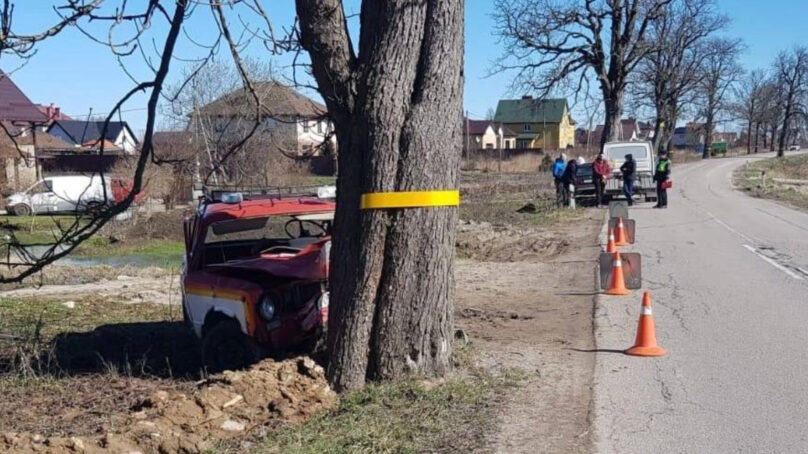 В Гурьевском районе при столкновении автомобиля с деревом пострадал водитель
