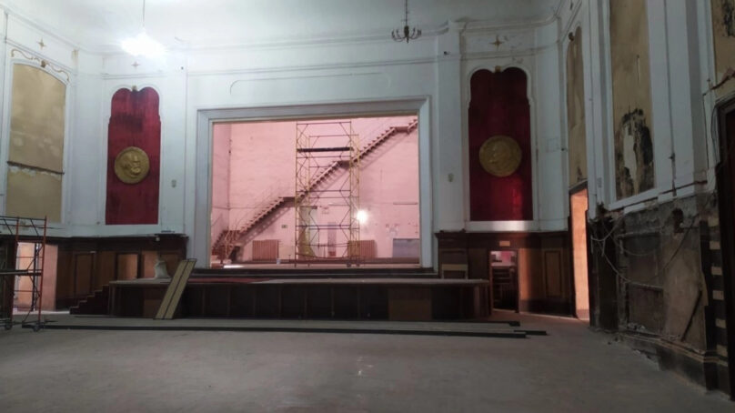 Историческое здание городского театра в Черняховске постепенно преображается
