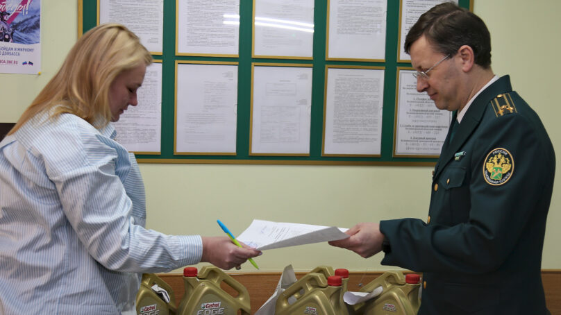 Калининградские таможенники передали в дар бюджетному учреждению моторное масло