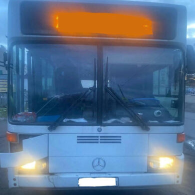 В Калининграде во время торможения автобуса пострадала пенсионерка