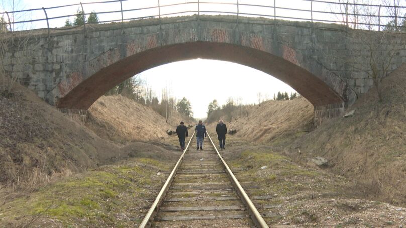 Как жители Краснолесья отнеслись к предложению местных властей о продаже арочного моста