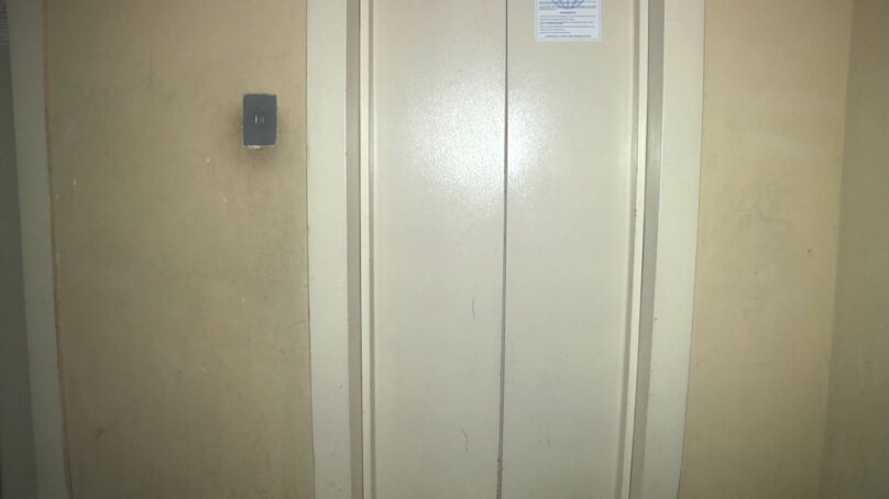 Пешком с 13 этажа. В каком состоянии калининградские лифты?