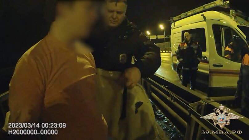 В Калининграде сотрудники ППС предотвратили падение молодого человека со Второго эстакадного моста