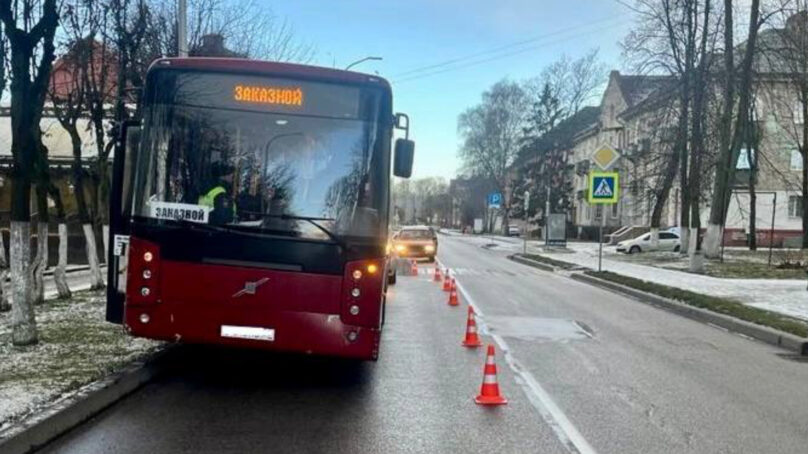 В Балтийске автобус врезался в дорожное ограждение