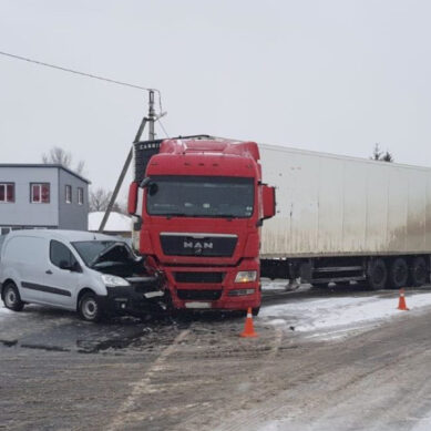 В посёлке Дорожное грузовик врезался в иномарку