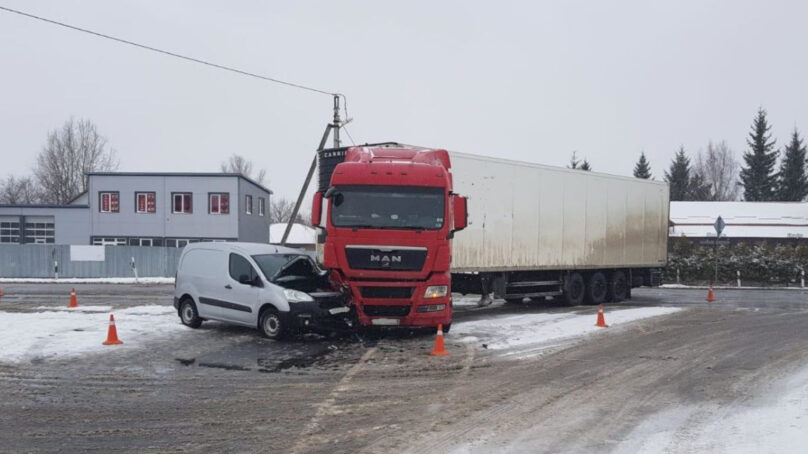 В посёлке Дорожное грузовик врезался в иномарку